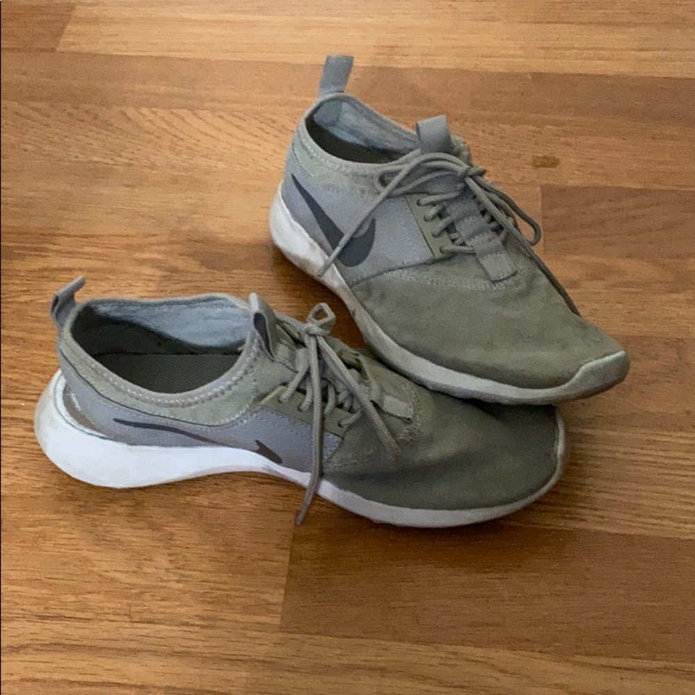 Nike roche running shoes
